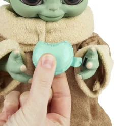 Peluche Baby Yoda animatrónico comilón El Mandaloriano