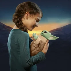 Peluche Baby Yoda animatrónico comilón El Mandaloriano