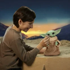 Peluche Baby Yoda animatrónico comilón El Mandaloriano