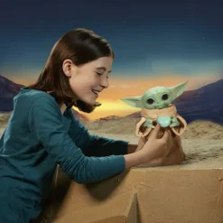Peluche Baby Yoda animatrónico comilón El Mandaloriano